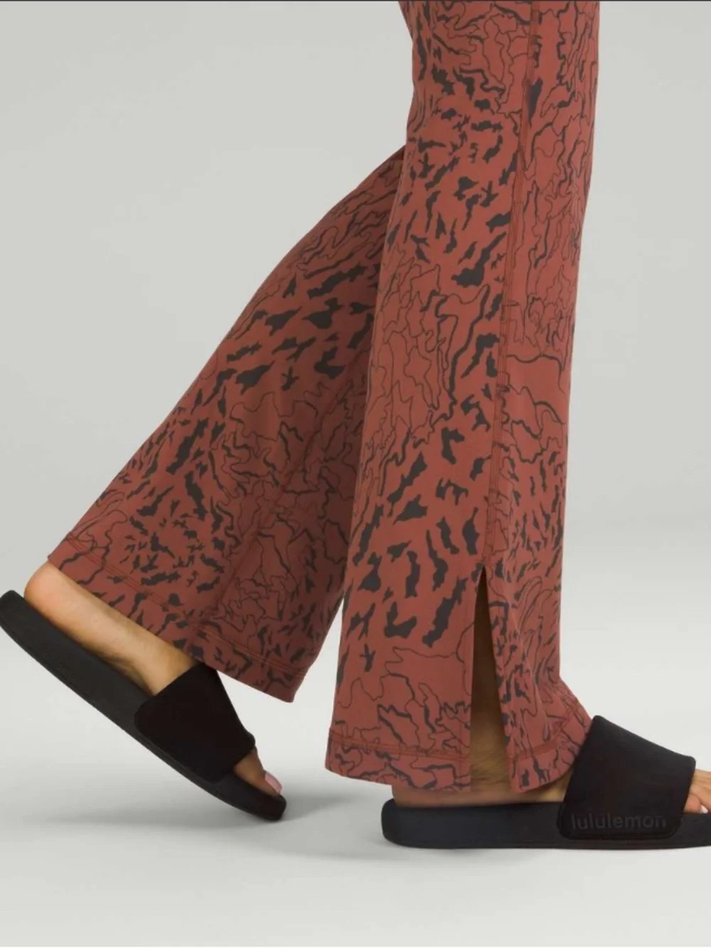 44. Size 8 LULULEMON Patterned Groove Super-High-Rise Split-Hem Flare Pant Nulu
